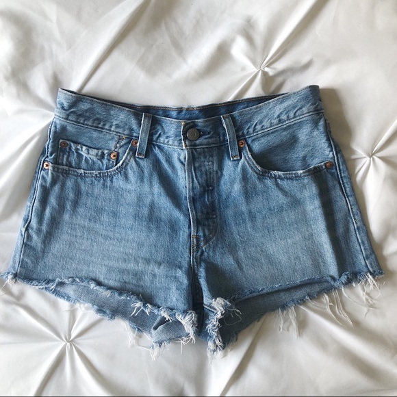 AUTHENTIC Levi’s 501 cutoff denim shorts size 27 - Picture 3 of 5